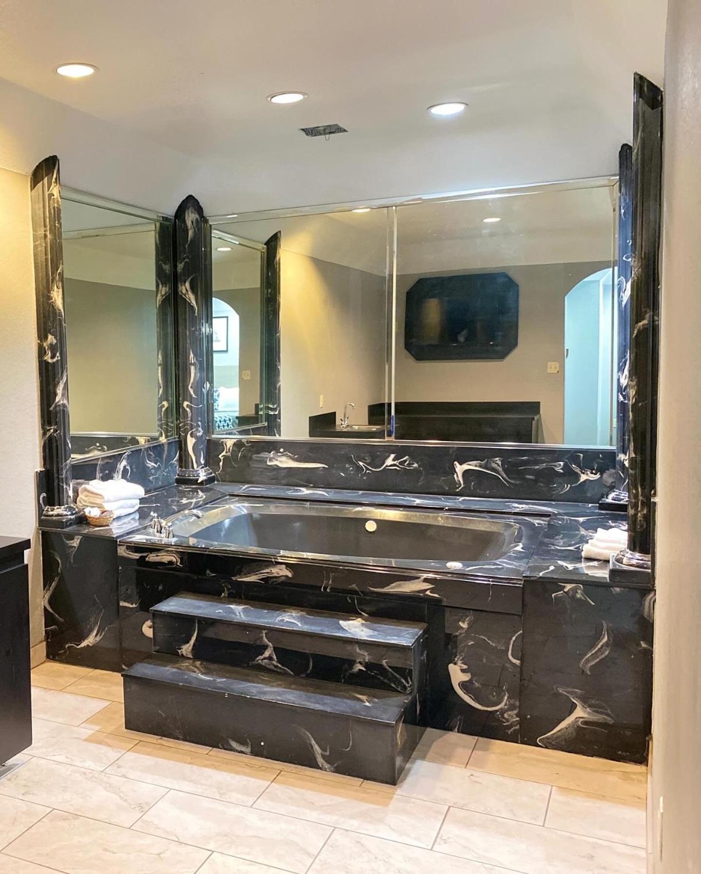 King Suite with Spa Bath - Photo 16