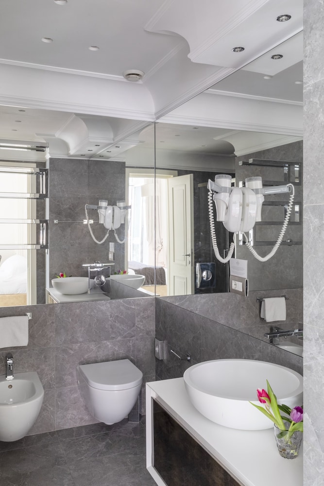 Deluxe Double or Twin Room, City View, Annex Building thumbnail 6
