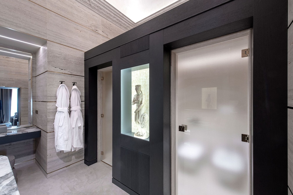 Signature Suite, Annex Building
