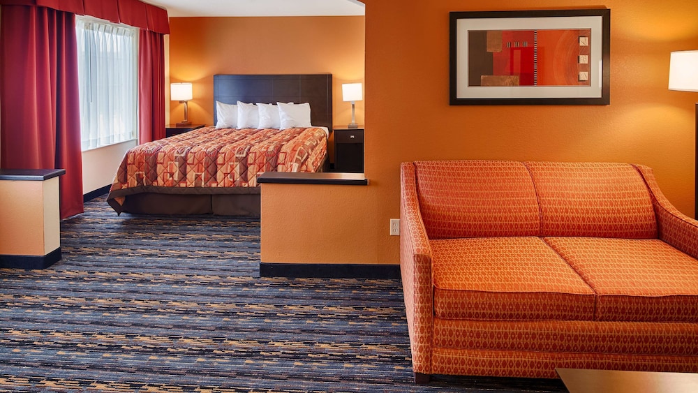 Suite, 1 King Bed with Sofa bed, Non Smoking, Refrigerator & Microwave (with Sofabed) - Photo 2