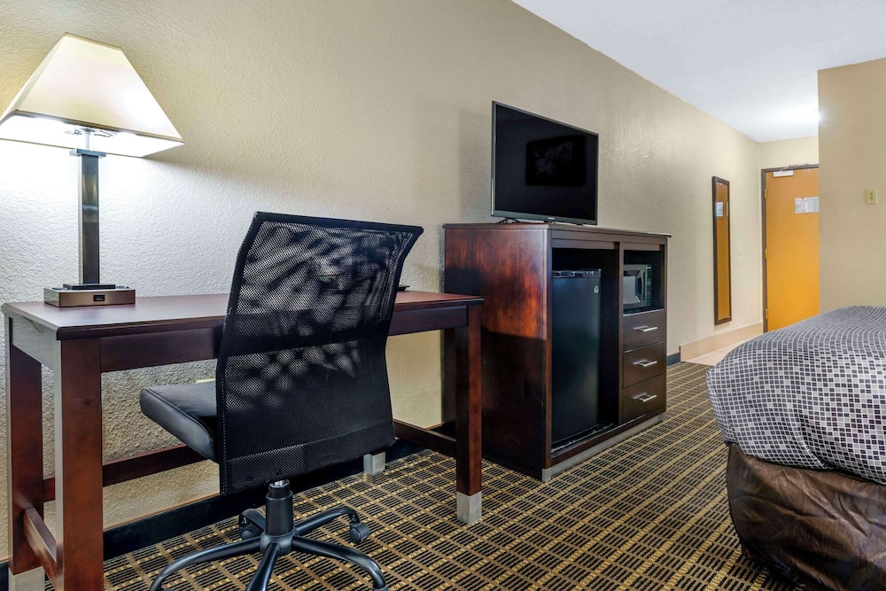 Room, 1 King Bed, Non Smoking - Photo 4