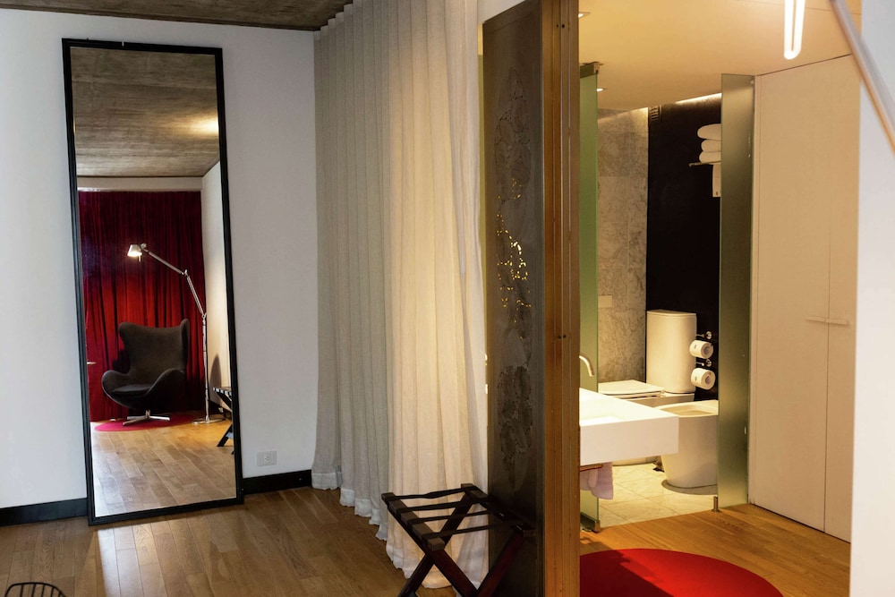 Room, 1 Queen Bed, Balcony, Corner