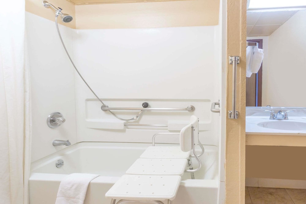 Room, 1 King Bed, Accessible, Non Smoking (Mobility) - Photo 3