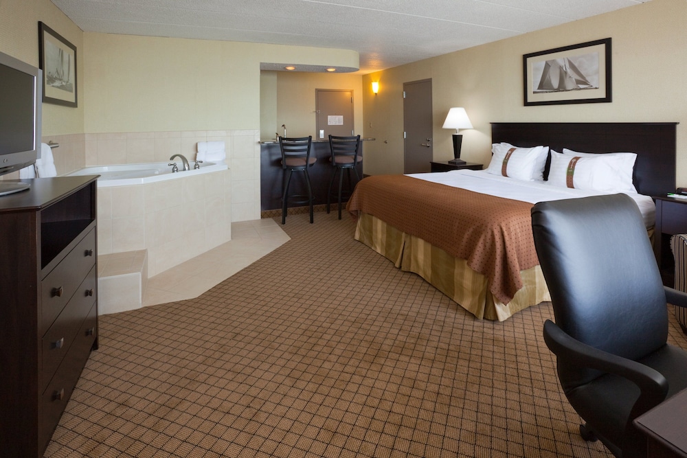 Standard Room, 1 King Bed, Jetted Tub photo 3