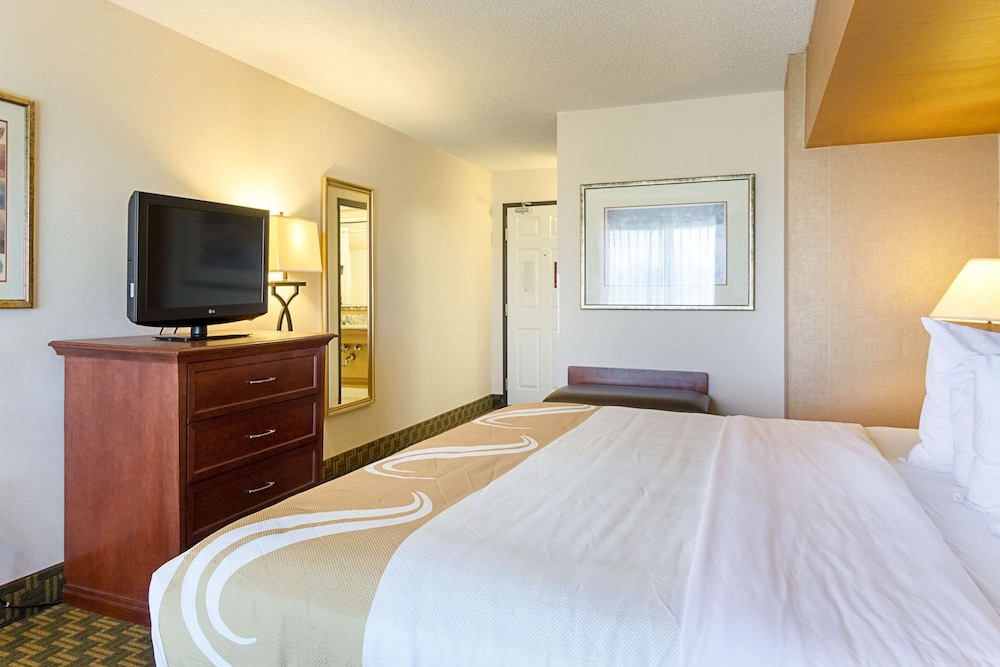 Standard Room, 1 King Bed, Non Smoking (Upper Floor) photo 1