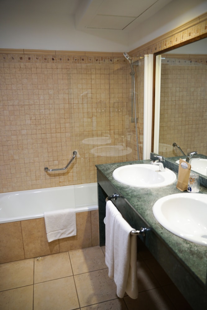 Family Quadruple Room (2 adults + 2 children) Family Quadruple Room (2 adults + 2 children)