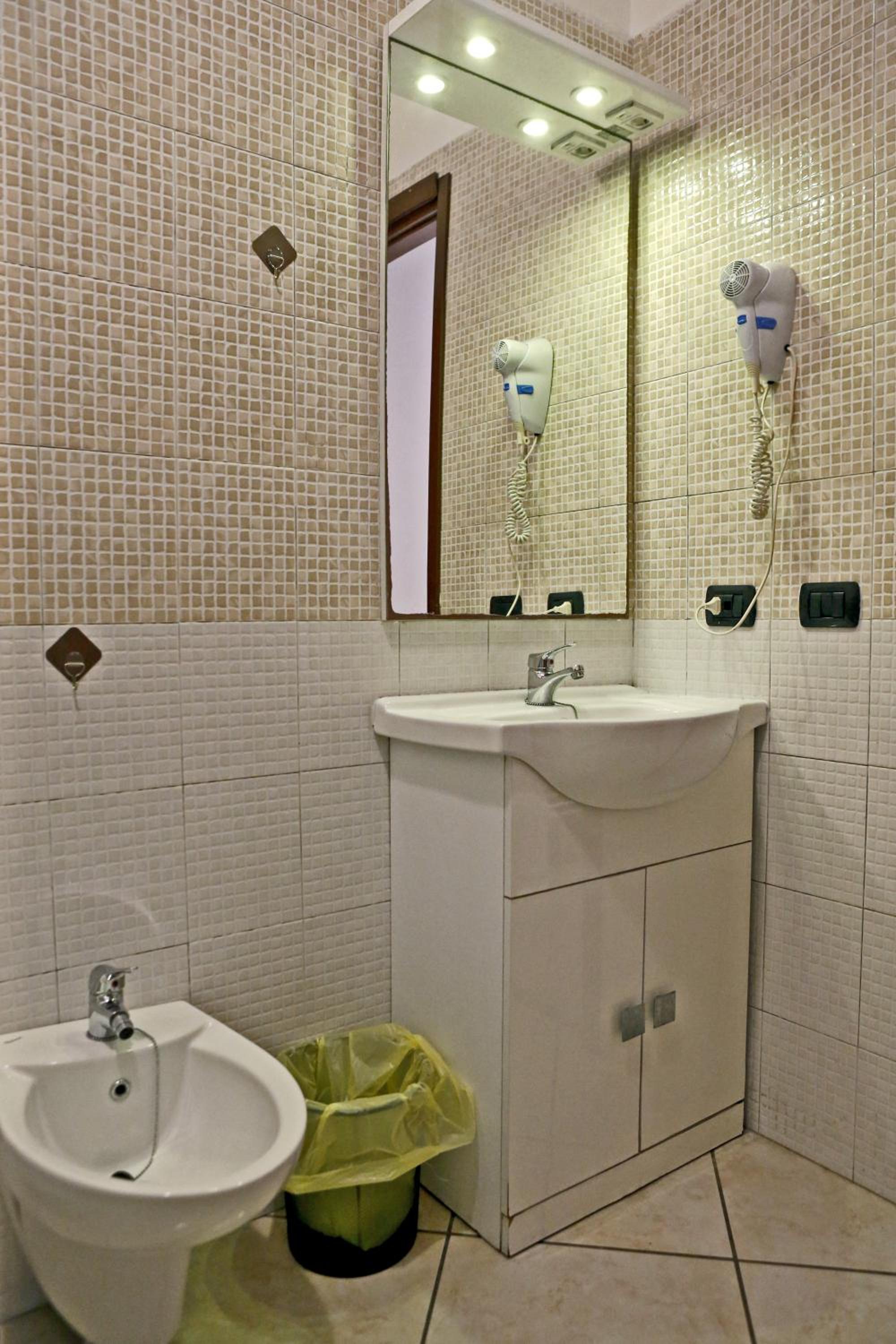 Small Double Room - Photo 2
