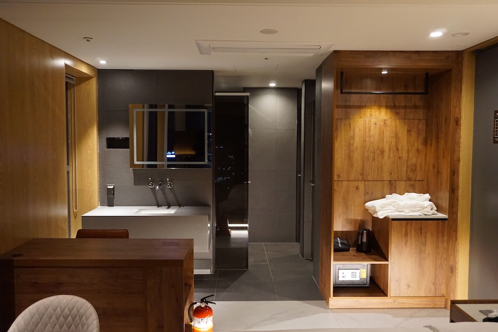 Deluxe Double Room (No View) - Photo 7