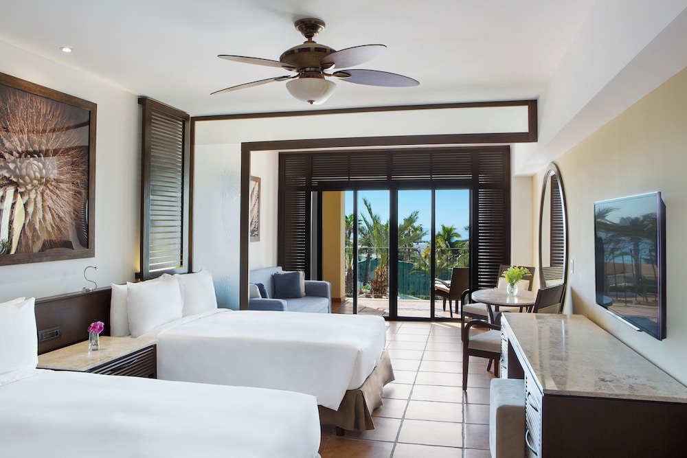 Habitación Doble Principal con Vista a la Piscina