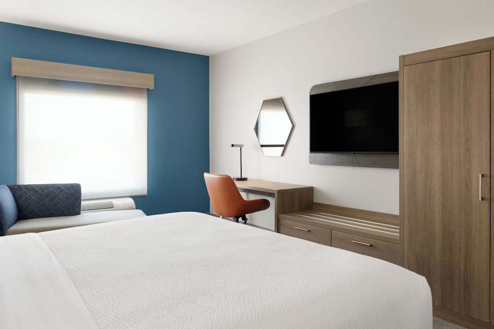 Standard Room, 1 King Bed - Photo 2