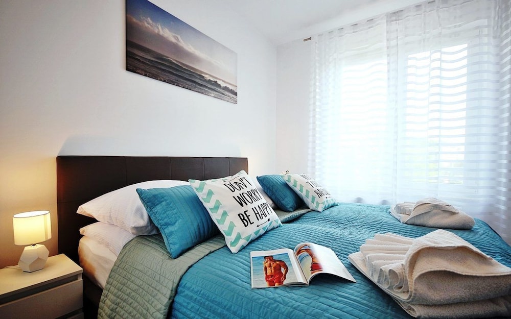 Classic Apartment, 1 Bedroom, Pool Access, Park View (C101) photo 2