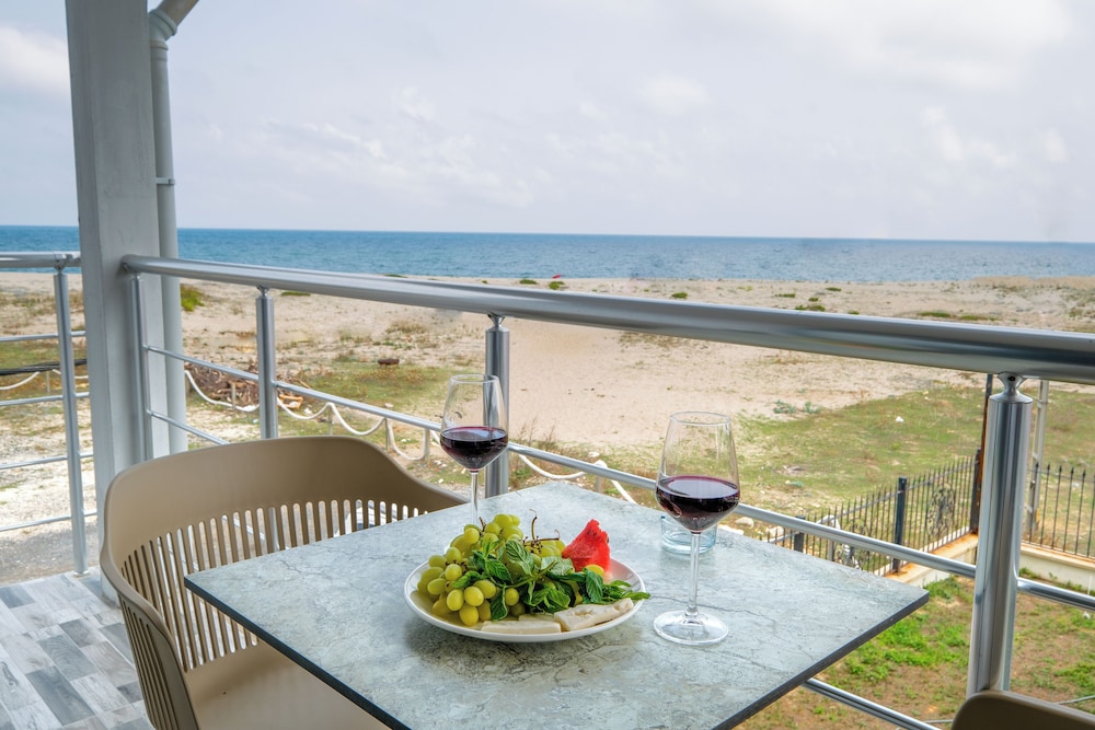 Deluxe Room with Balcony Sea View - Photo 8