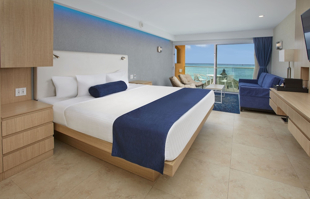 Deluxe Room, 1 King Bed, Oceanfront