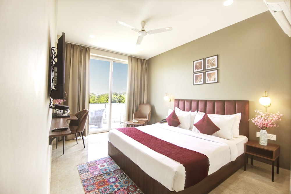 Superior Room with Balcony - Photo 3