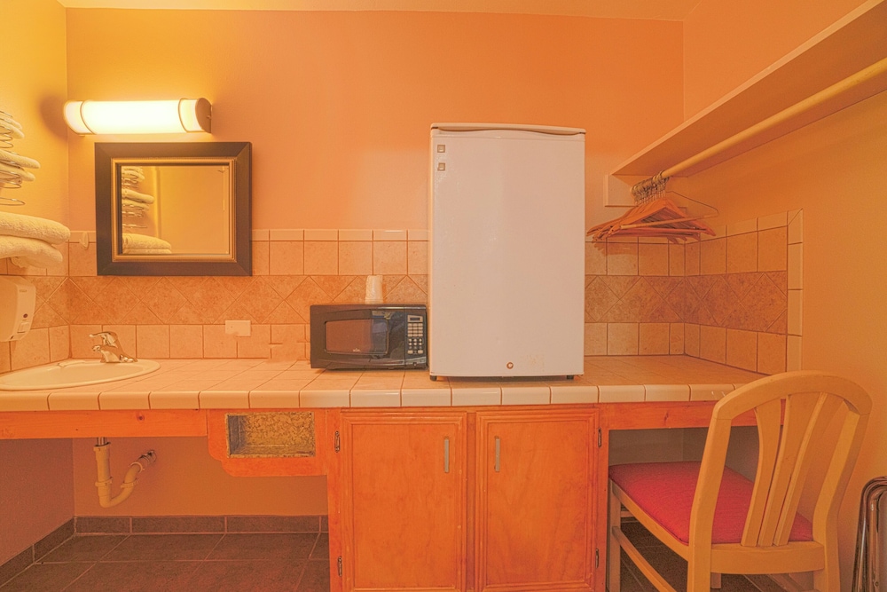 Room, Multiple Beds - Photo 10