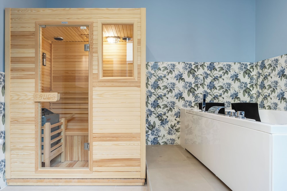 Suite Jacuzzi Sauna photo 2