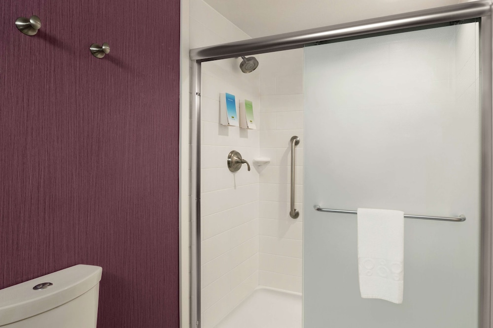Suite, 1 King Bed, Accessible, Bathtub thumbnail 6