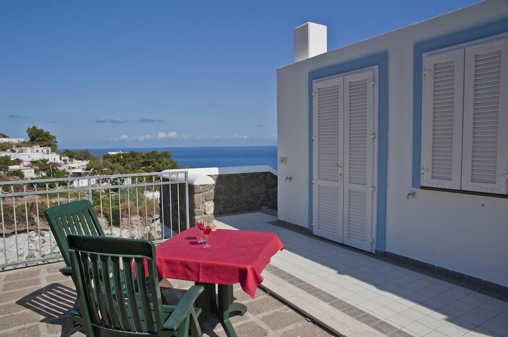 Triple Room, Private Bathroom, Sea View photo 2
