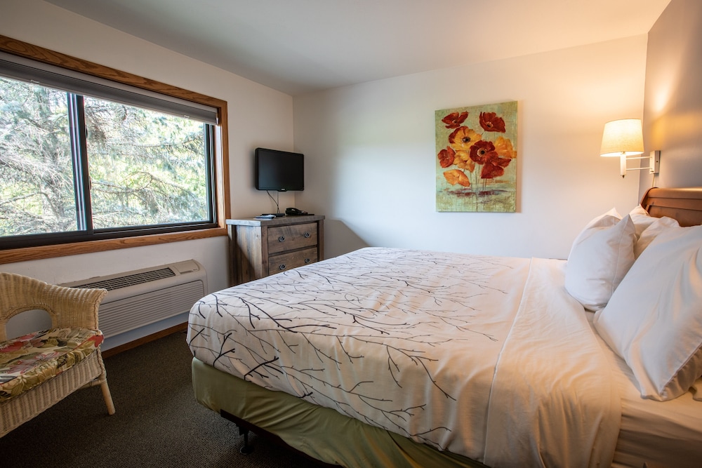 Evergreen 2 Bedroom Suite (No Pets) photo 1