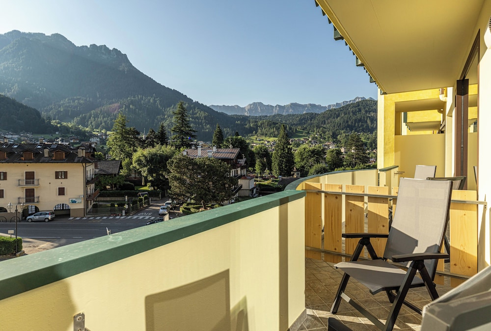 Luxury Studio Suite, Balcony, Mountain View photo 2