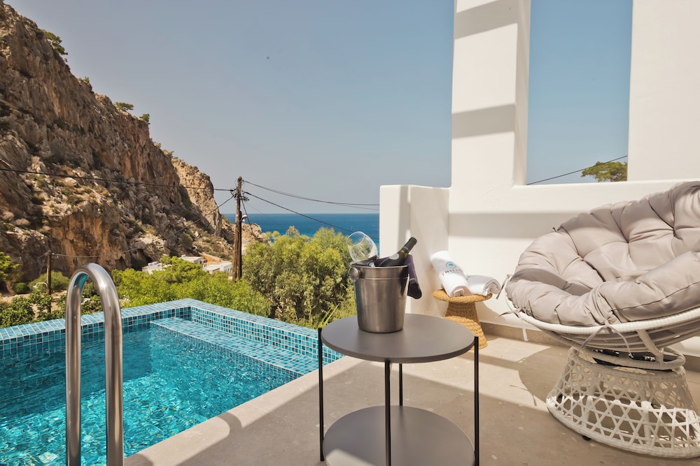 Deluxe Suite with Sea View and Outdoor Jacuzzi photo 2