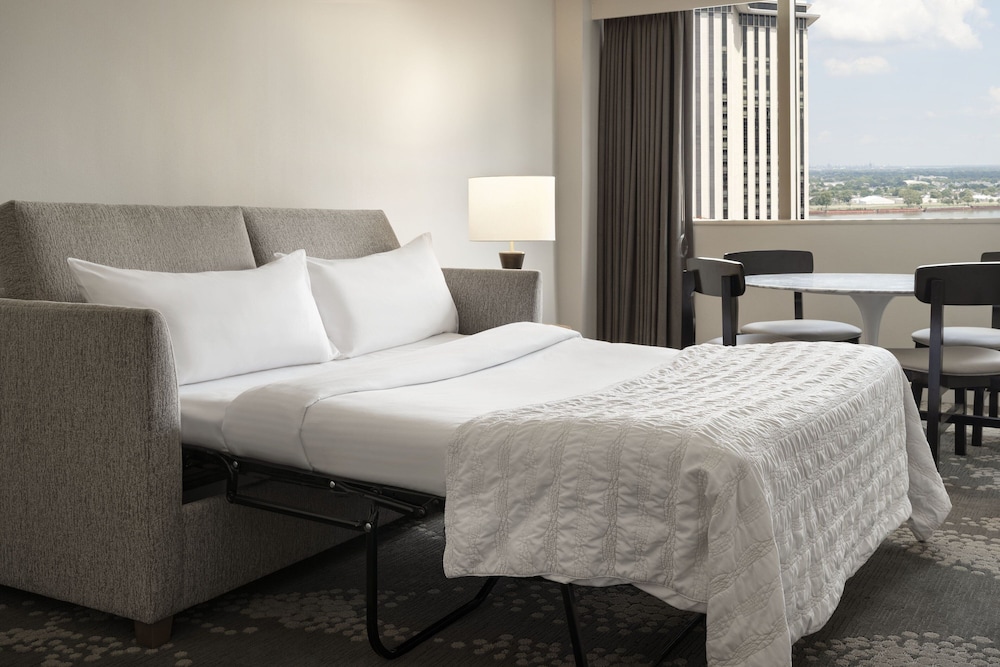 Executive Suite, 1 King Bed, Corner - Photo 2