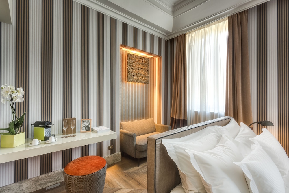 Executive Double Room, City View thumbnail 5