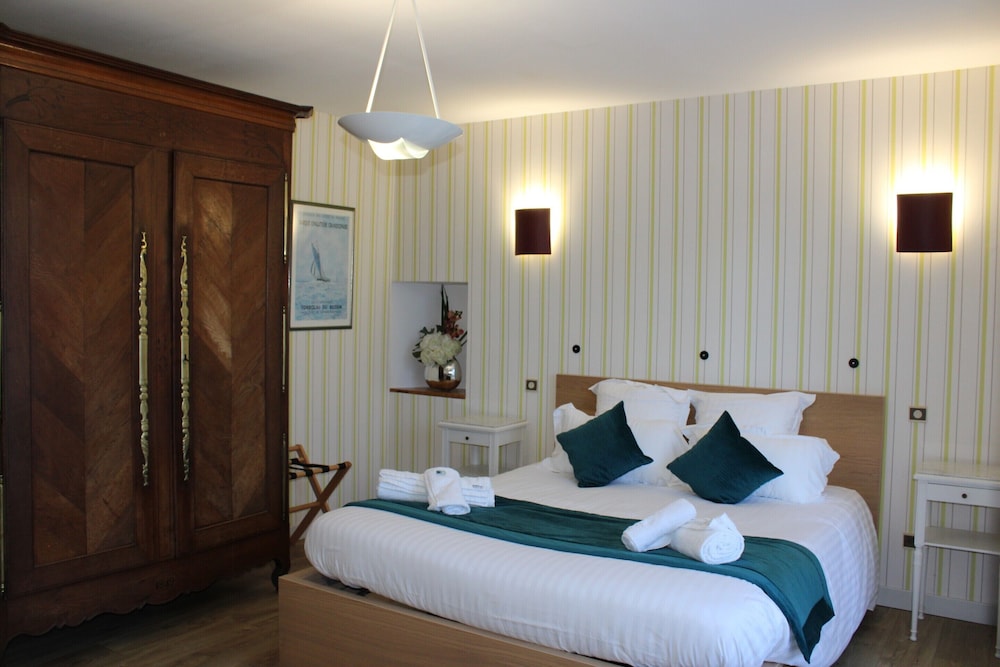 Premium Double Room, Private Bathroom, Garden View (Omaha Beach) photo 1