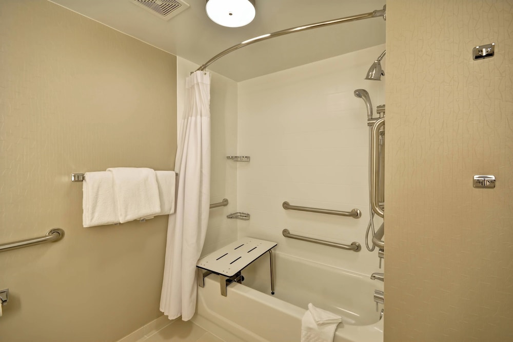 Suite, 1 Queen Bed thumbnail 6