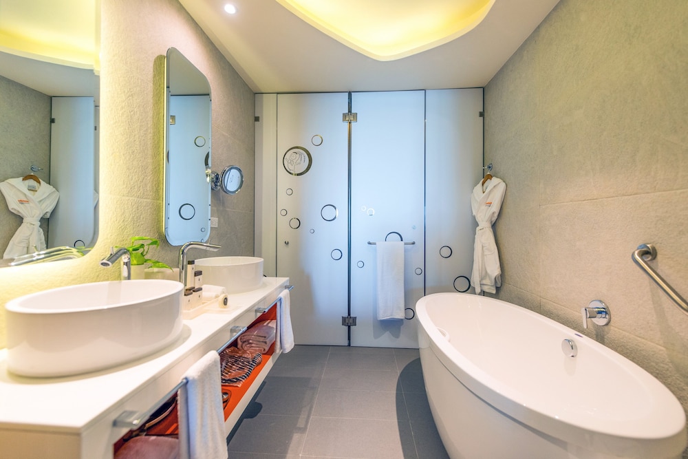 Suite, Oceanfront (SWIM-UP KING) - Photo 8