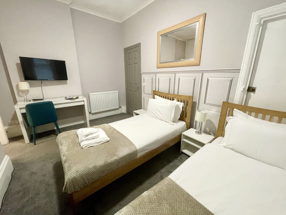 Standard Twin Room, Ensuite photo 1