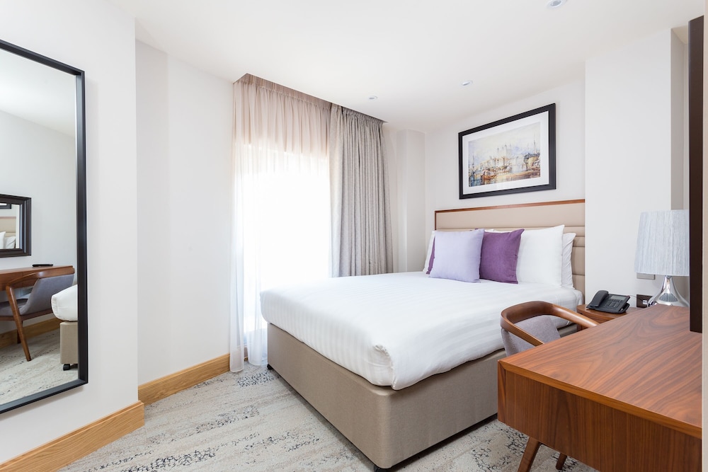Luxury Apartment, 4 Bedrooms, Accessible photo 2