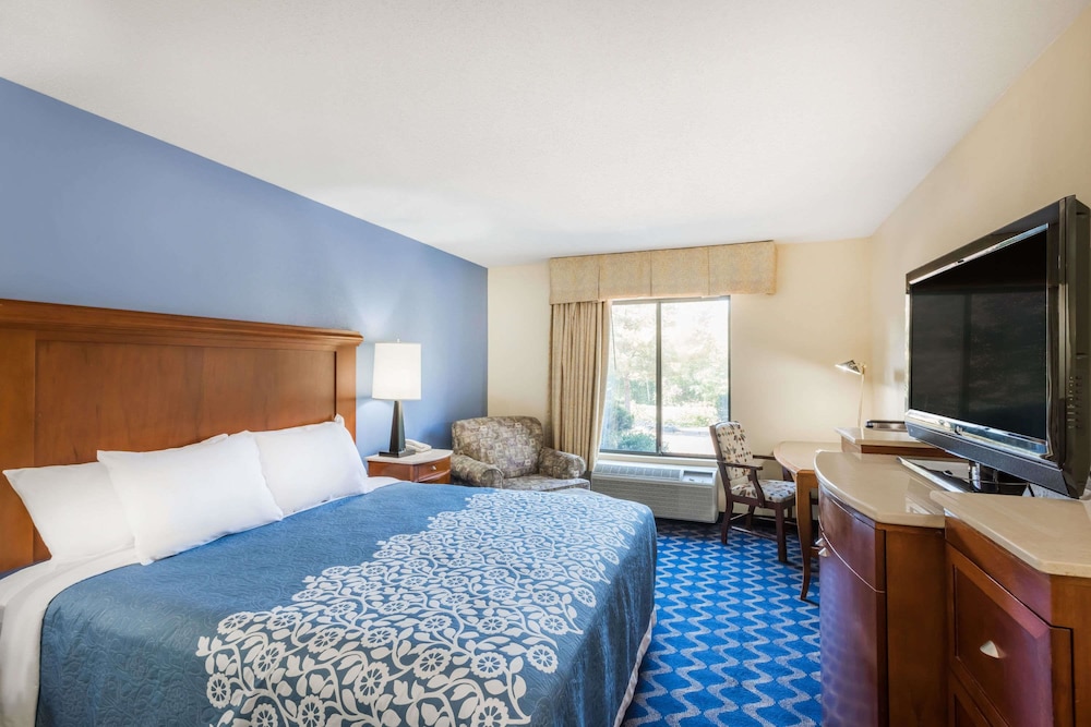 Deluxe Room, 1 King Bed photo 3