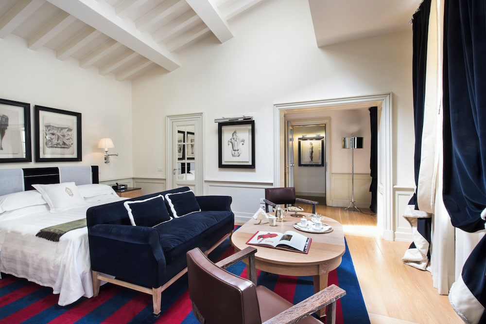 Deluxe Double or Twin Room thumbnail 6