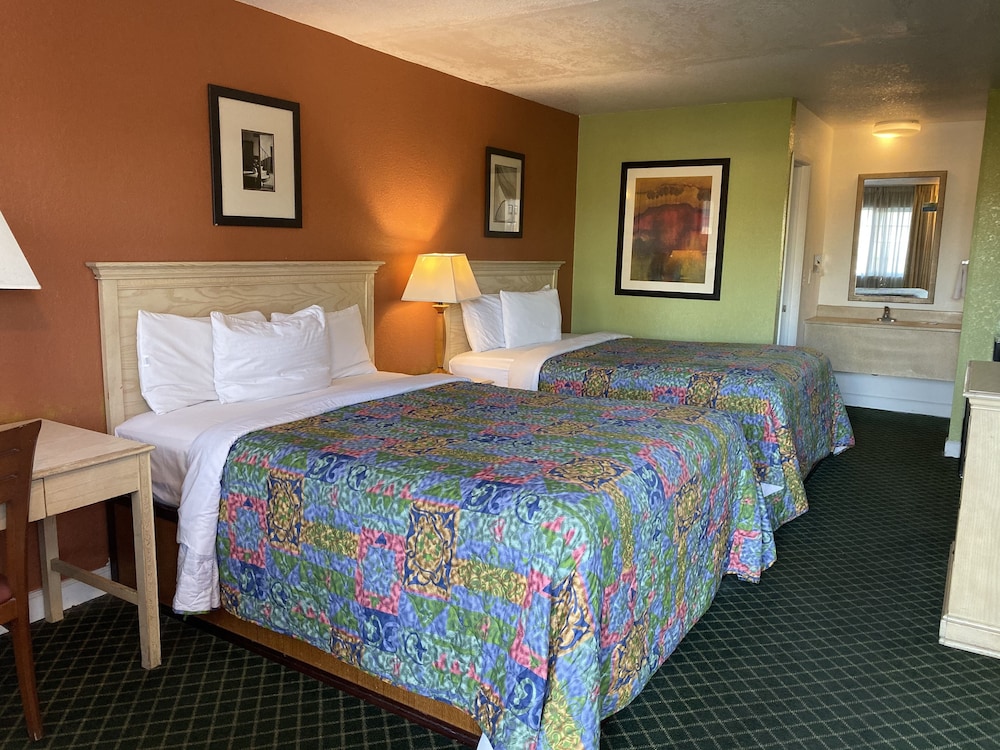 Standard Room, 2 Queen Beds - Photo 4