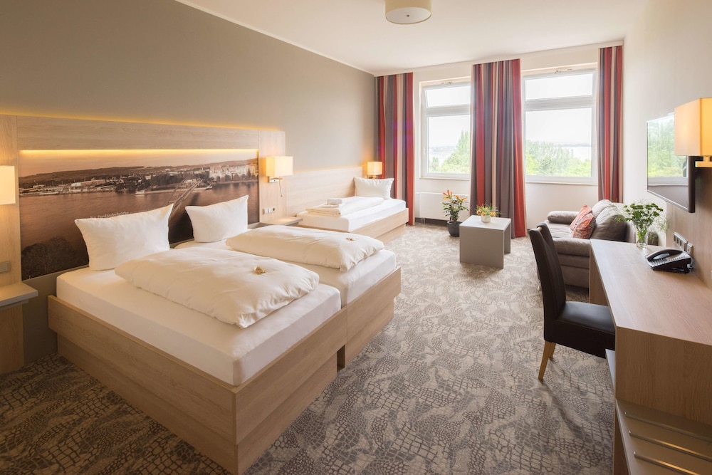 Family Room, Multiple Beds - Photo 3