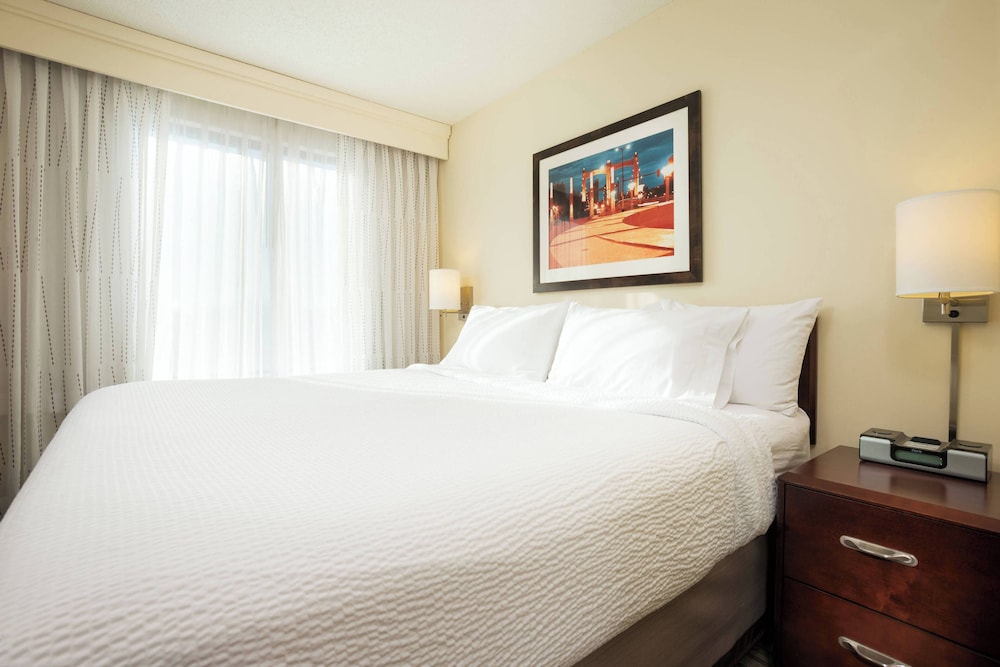 Suite, 1 King Bed with Sofa bed - Photo 2