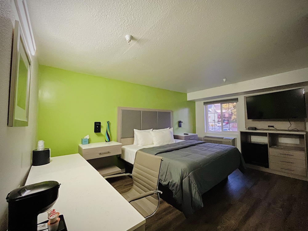 King Room with Jacuzzi Tub