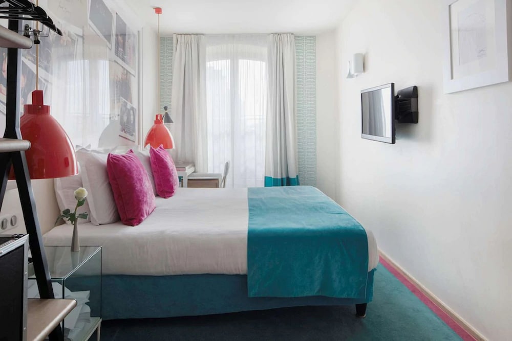 Standard Double room - Complimentary soft minibar, Chromecast - Snacks, digital press, fitness photo 1