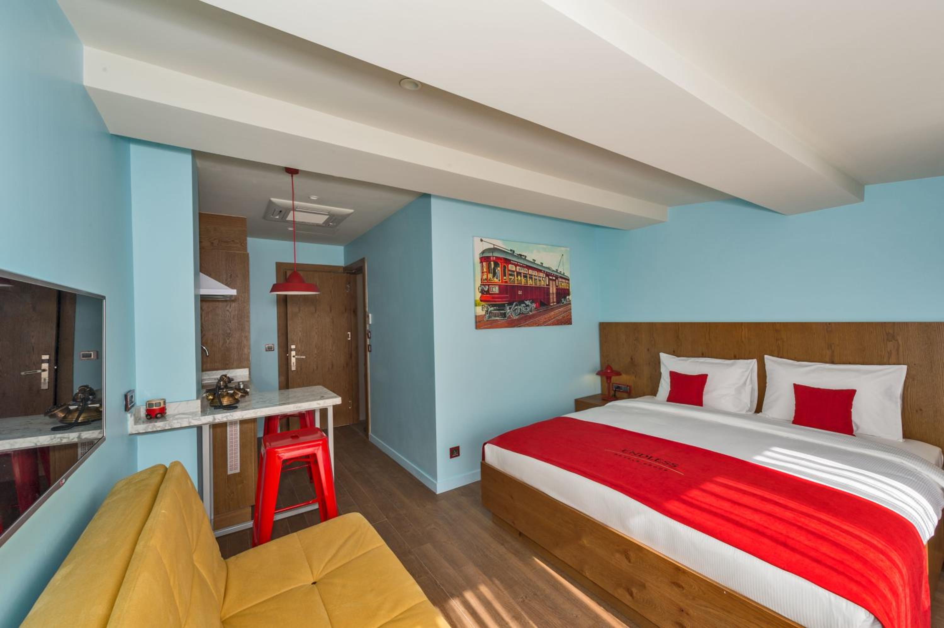 Deluxe Suite with Balcony & Kitchenette photo 3