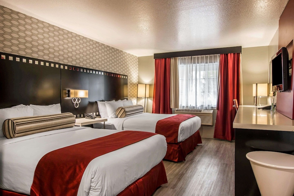 Family Suite, 1 King Bed and 2 Queen Beds, Non Smoking photo 1