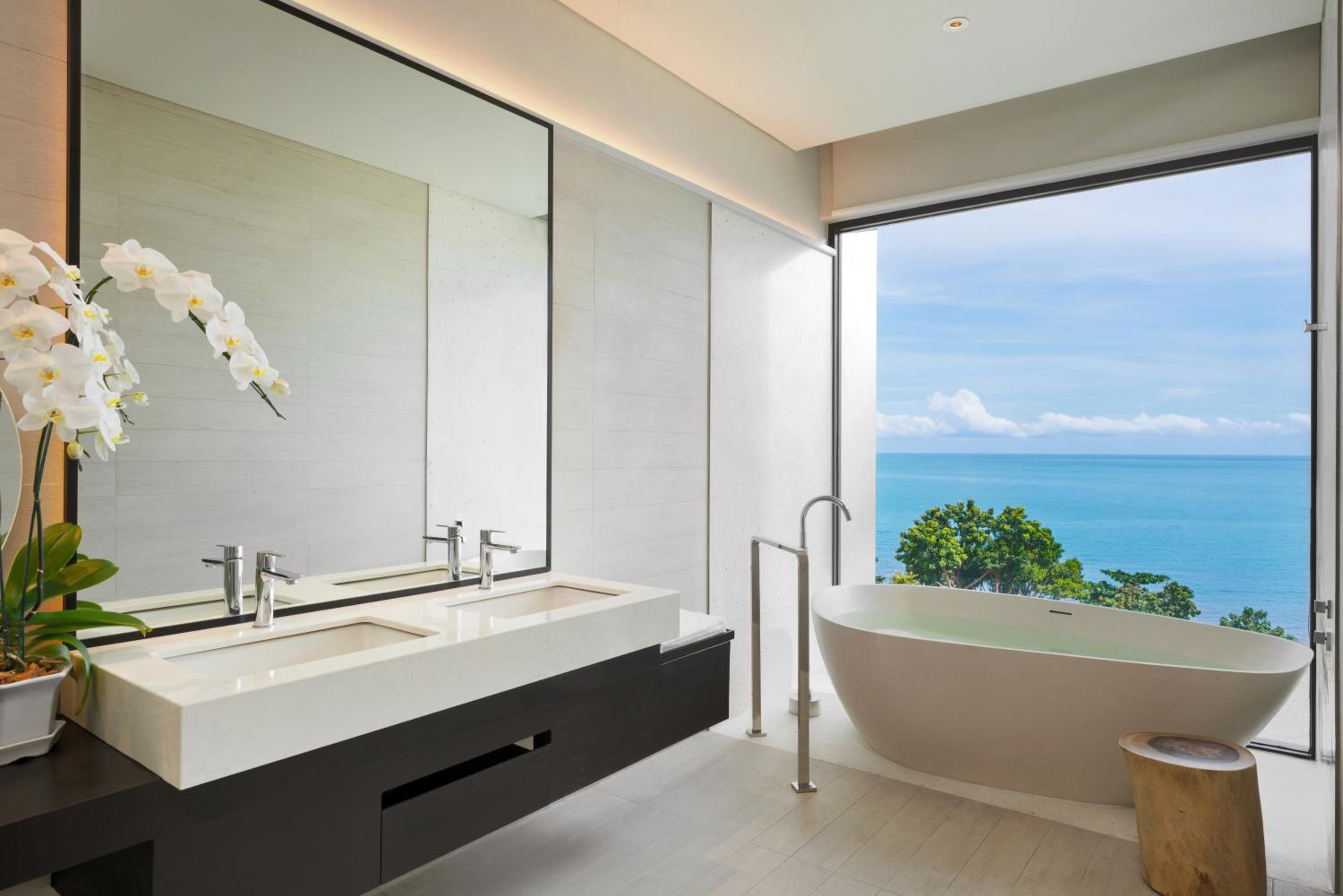 One-Bedroom Regency Ocean View Suite with Club Access - Photo 6