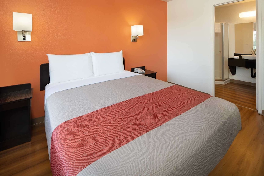 Deluxe Suite, 1 Queen Bed, Non Smoking, Refrigerator & Microwave photo 1