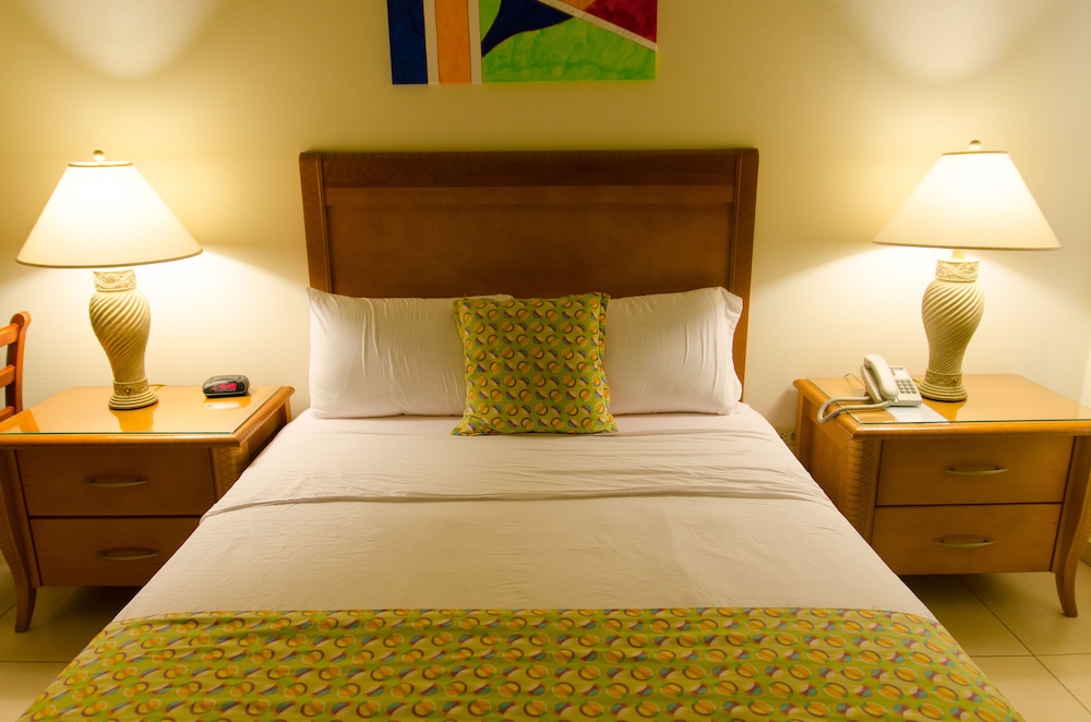 Standard Room, 1 Queen Bed photo 3