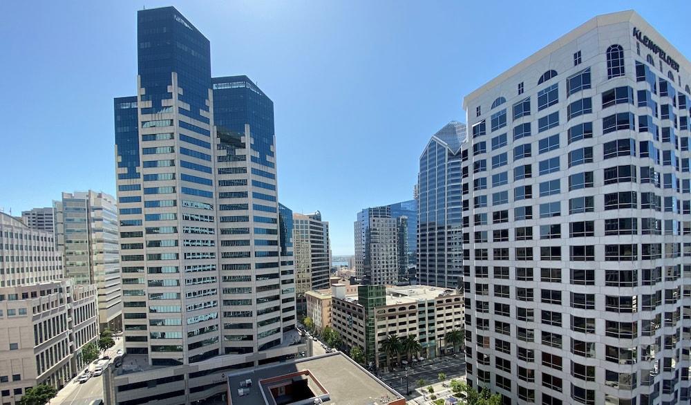 Deluxe Room, 1 King Bed, City View - Photo 11