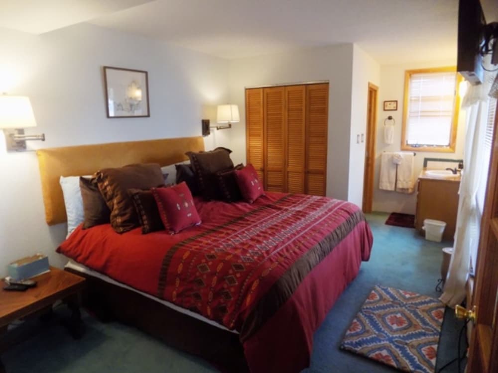 Condo, 3 Bedrooms, 2 Bathrooms photo 2