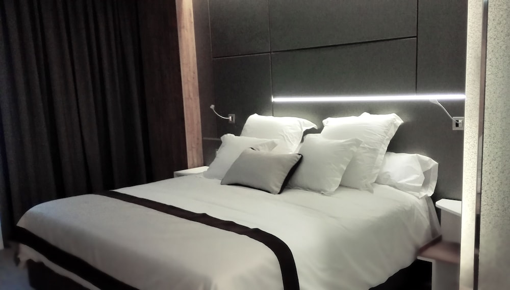 Premium Room (1 Person)