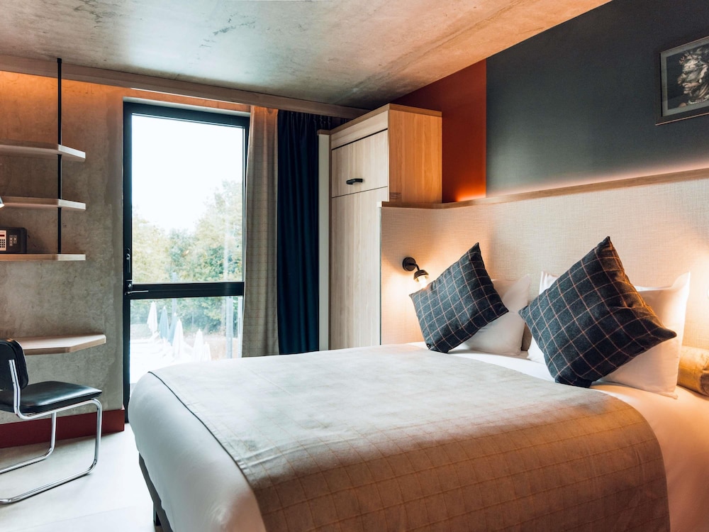 Standard Room (1 Double Bed and 2 Single Beds) - Photo 2