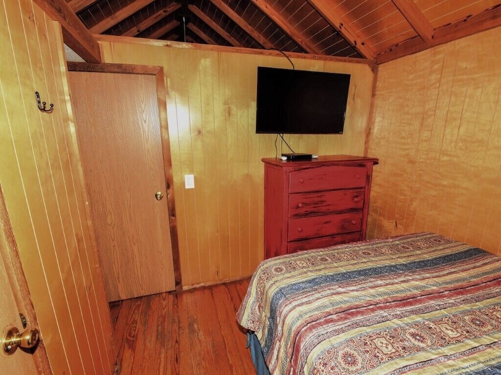 Lake View, Cedar Cabin Lake Texoma, Kitchenette, Queen, Screened Patio, Pet Friendly
