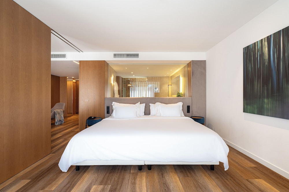 Signature Suite, Balcony - Photo 9